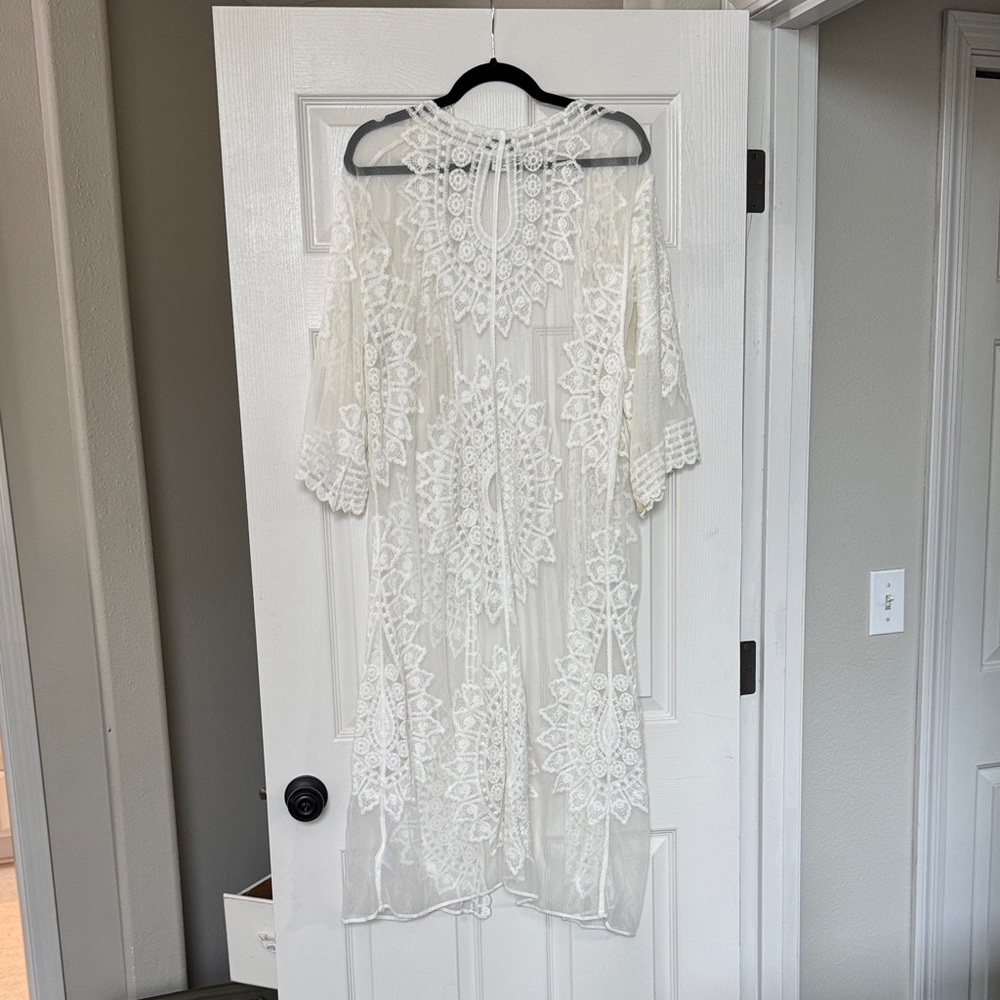 Elegant White Lace Kimono - Picture 2 of 3
